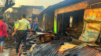 Kebakaran Pasar Sepanjang Sidoarjo, Pos Waru Kerahkan 7 Unit PMK