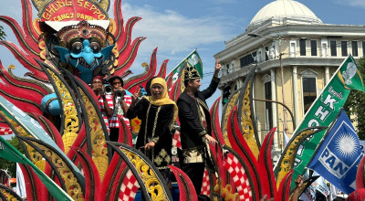Khofifah - Emil Diarak Kesenian Khas Madura saat Deklarasi Kampanye Damai