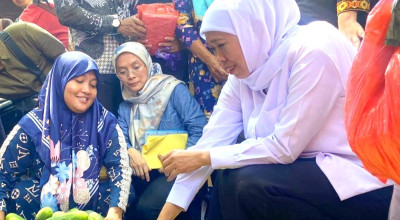 Cagub Jatim Khofifah Blusukan ke Pasar Srimangunan Sampang