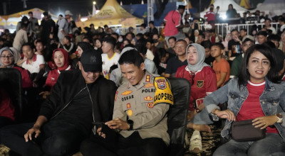 Bupati Tuban Nobar bareng Warga Laga Indonesia Vs Australia