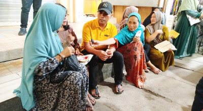 Kunjungi Pasar, Cabup Bangkalan Lukman Hakim Diserbu Emak-emak