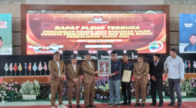 Dapat Nomor 1 di Pilbup Probolinggo, Zulmi Acungkan Telunjuk Ucap Kalimat Tauhid
