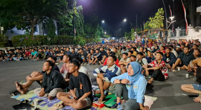 Saat Bacawabup Nurul Azizah Lesehan bareng Warga Bojonegoro sambil Nobar