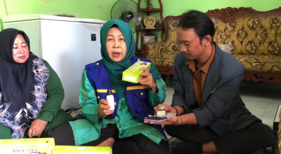 Tim PKM Unitomo Surabaya Sukses Tingkatkan Omzet IRT Bandeng di Sidoarjo