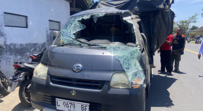 Pikap Muat Barang Elektronik di Ponorogo Terguling Lalu Ditabrak Motor, 2 Orang Terluka