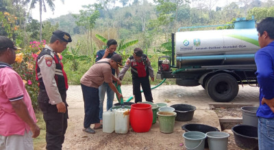 Polres Jember Kirim Bantuan Air Bersih ke Wilayah Terdampak Kekeringan