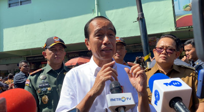 Presiden Jokowi Blusukan di Pasar Soponyono Surabaya, Cek Harga Kebutuhan Pokok