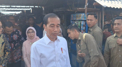 Presiden Jokowi Blusukan Lagi di Pasar Tradisional Surabaya, Ngapain?