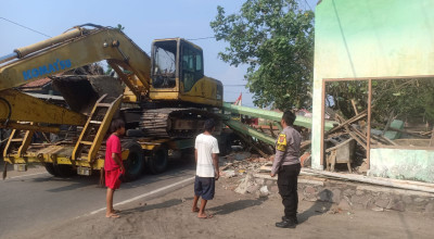 Ditabrak Truk Muat Eskavator, Gapura Wisata Pantai Watu Ulo Jember Ambruk