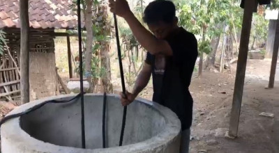 Warga Dungus Ponorogo Wadahi Air Hujan untuk Dikonsumsi