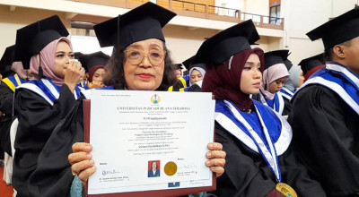 Kisah Nenek Tri Prasetyowati Wisudawan Unipa Surabaya di Usia Senja