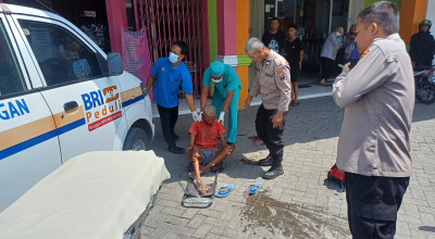 Geger Pria Misterius Terkapar Muntah Darah Depan Pertokoan Lamongan