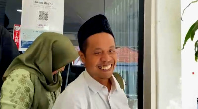 Keluar dari Sidang Etik DKPP, Komisioner Bawaslu Surabaya Riang Gembira