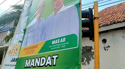 Warga Sampang Resah, Baliho Paslon Mandat Tutupi Lampu Lalu Lintas