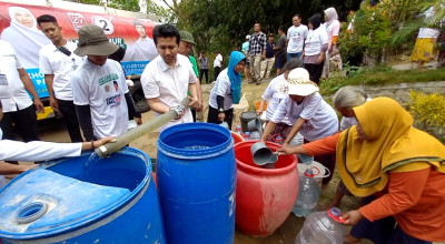 Kunjungi Trenggalek, Emil Dardak Beri Bantuan Air Bersih
