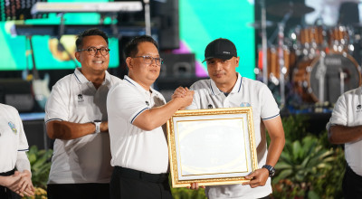 Kepala Biro Adpim Jatim Terima Penghargaan Bapak Asuh Cabor Muaythai PON XXI