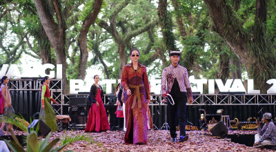 20 Desainer dan Perajin Batik Tampilkan Motif Lokal di Hutan Djawatan Banyuwangi