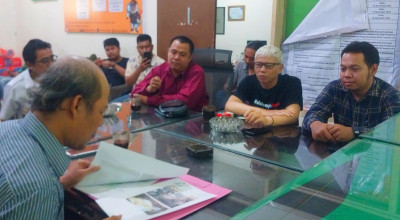 Tim Subandi - Mimik Adukan Perusakan Baliho Kampanye ke Bawaslu Sidoarjo