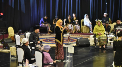 Debat Perdana Pilgub Jatim 2024: Khofifah - Emil Beber Capaian Selama Menjabat