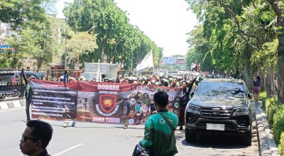 Demo Driver Ojol di Surabaya Diwarnai Sweeping