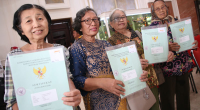 Pemkot Surabaya Serahkan 39 Sertifikat HGB di Atas HPL