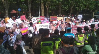 Ratusan Guru Swasta Demo di Kantor Pemkab Bojonegoro, Minta Diangkat PPPK