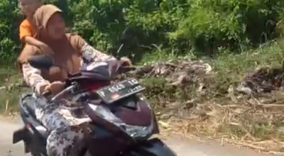 Viral, Emak-emak Naik Motor di Jember Bonceng Balita Berdiri