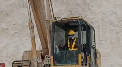 FKG Unair Berikan APD pada Pekerja Galian C Bukit Jaddih Bangkalan