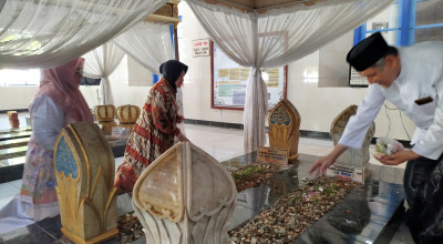 Cagub Risma Ziarah Makam Sultan Abdul Kadirun di Bangkalan