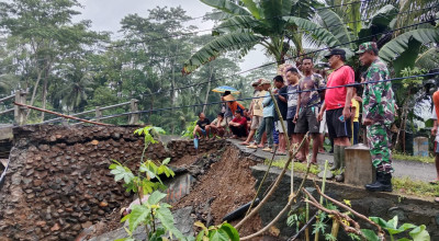 Jembatan Silokondo Trenggalek Putus Diterjang Arus Sungai