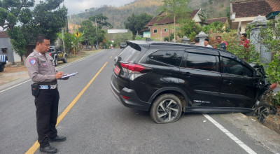 Mobil Plat Merah Pemkab Ponorogo Tabrak Bapak Antar Anak Sekolah di Trenggalek