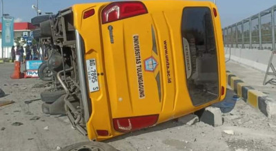 Bus Rombongan Guru SMAN 1 Kedungwaru Tulungagung Terguling di Tol Sumo, 1 Tewas