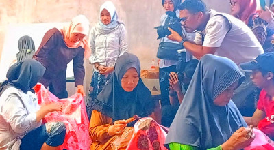 Khofifah Belajar Membatik di Lintang Sari Kenongo di Sidoarjo