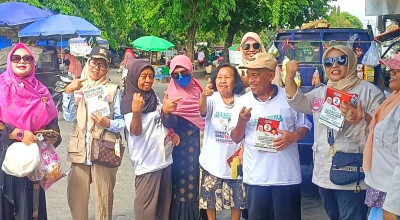 Emak-emak Sidoarjo Galang Dukungan untuk Khofifah-Emil di Pasar Suko