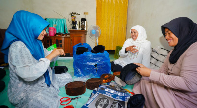 Khofifah Dorong Kampung Kopyah di Gresik jadi Desa Devisa