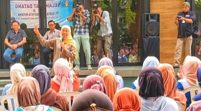 Kunjungi Pabrik Mie Sidoarjo, Khofifah Bahas Kuota Sekolah Anak Buruh