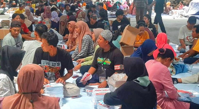 KPU Sidoarjo Kerahkan 200 Pekerja Sortir dan Lipat Surat Suara, Target 1,5 Juta Lembar