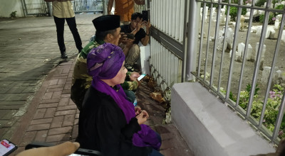 Cagub Luluk Ziarah Makam KH Hasan Gipo dan KH Mas Mansur: Semoga Dimudahkan