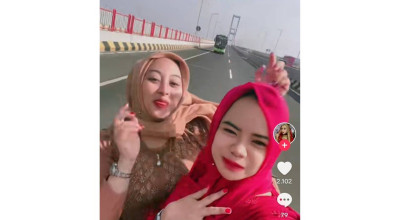 2 Wanita Bangkalan Naik Pikap dan Bikin Konten di Jembatan Suramadu