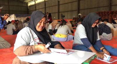 Emak-emak Pelipat Surat Suara di Ponorogo Bawa Paralon dan Botol, Tawuran?