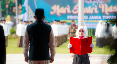 Pesan Pj Gubernur Jatim saat Pimpin Apel Hari Santri 2024