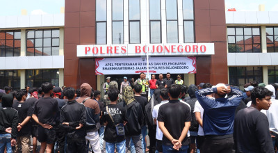 Polres Bojonegoro Hentikan 33 Elf Berpenumpang Suporter Persela Lamongan