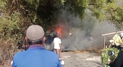 Mobil Pikap Pengangkut Rumput di Bangkalan Terbakar