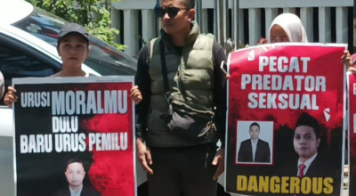 Poster Pecat Predator Seksual Iringi Sidang Etik Komisioner Bawaslu Surabaya