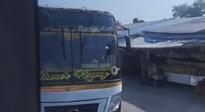 Viral, Trans Jatim Diduga Dipepet Bus Akas di Akses Jembatan Suramadu