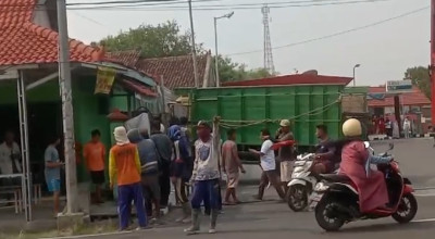 Duduk di Pagar SPBU, Pejalan Kaki di Bojonegoro Tewas Ditabrak Truk