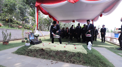 Jelang Hari Jadi, Pj Wali Kota Batu dan OPD Ziarah Makam Almarhum Eddy Rumpoko