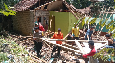 Atap Rumah Ambruk Timpa Lansia di Trenggalek saat Hujan Deras