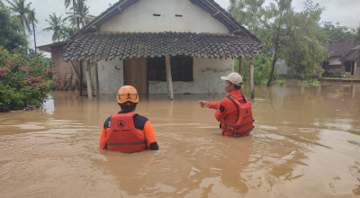 Ratusan Rumah di Tempurejo Jember Terendam Banjir, Para Penghuni Diungsikan