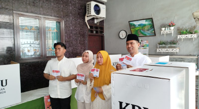 Cabup Bangkalan Mathur Husyairi Sungkem Orang Tua sebelum Nyoblos